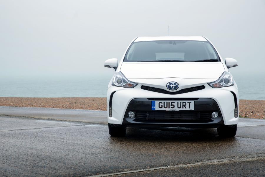  Toyota Prius + 2015 года  (UK) (фото 11 из 25)